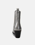 Botín Lyra Silver Botín metálico Botín con decorados de estrella y rayo Calzado de noche en plata Botín de piel hecho a mano Estilo de botín atrevido Botín de estilo único Botín de piel con detalles metálicos Botín con diseño vanguardista Botín de piel para mujeres atrevidas Botín para completar looks nocturnos