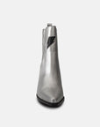 Botín Lyra Silver Botín metálico Botín con decorados de estrella y rayo Calzado de noche en plata Botín de piel hecho a mano Estilo de botín atrevido Botín de estilo único Botín de piel con detalles metálicos Botín con diseño vanguardista Botín de piel para mujeres atrevidas Botín para completar looks nocturnos
