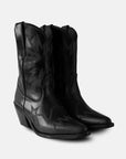 Botas de moda en color negro Botas vaqueras de mujer botas vaqueras de piel botas vaqueras negras mujer outfits con botas negras Botas negras con flecos Bota Negras Botas de moda en color negro Botas vaqueras de mujer Cowboyboots