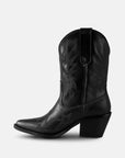 Botas de moda en color negro Botas vaqueras de mujer botas vaqueras de piel botas vaqueras negras mujer outfits con botas negras Botas negras con flecos Bota Negras Botas de moda en color negro Botas vaqueras de mujer Cowboyboots