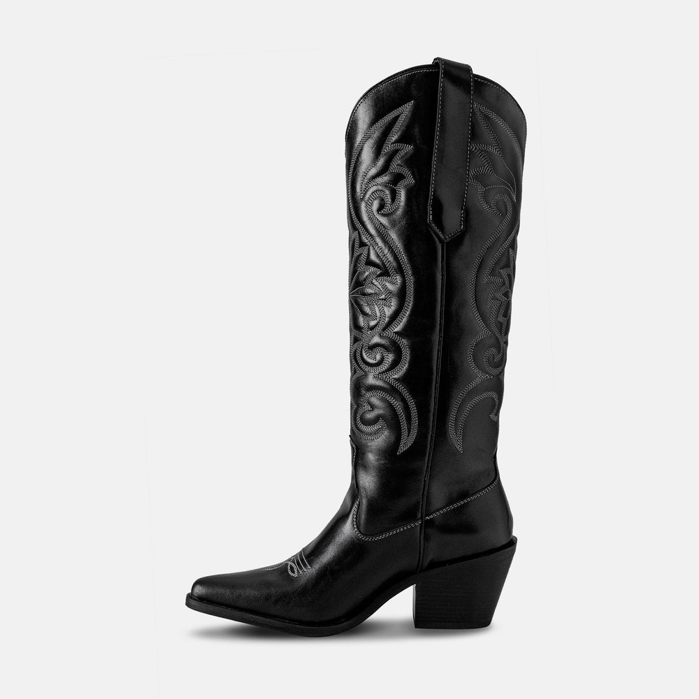 Botas de piel para uso diario y ocasiones especiales Botas de piel con suela y tacón de cuero comprimido Botas de estilo vaquero para mujeres con estilo Botas de piel hechas a mano con materiales de alta calidad Botas para combinar con atuendos vaqueros y elegantes Botas de moda para cowgirls Botas con diseño único y sofisticado Botas de piel de res para mayor durabilidad Botas de piel de calidad para mayor comodidad Botas de piel con bordado floral en el exterior Botas de piel hechas en México